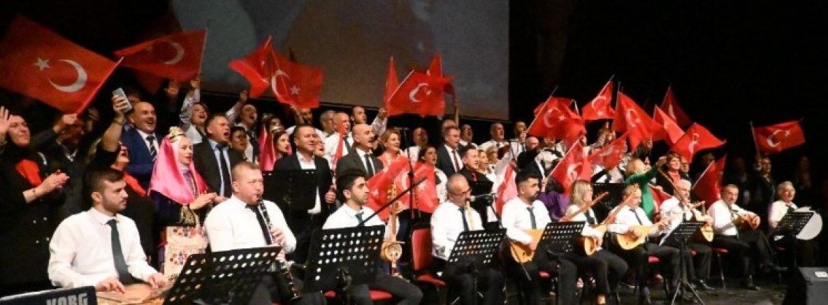 İzmit Batı Trakyalılardan ‘Atatürk’ün Sevdiği Türküler’ konserinde çoşku