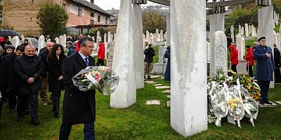 CHP'li Özel Bosna Kovaci Şehitliğini ziyaret etti