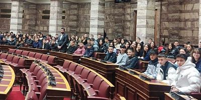 Gümülcineli öğrenciler Özgür Ferhat'la Yunan Meclisinde