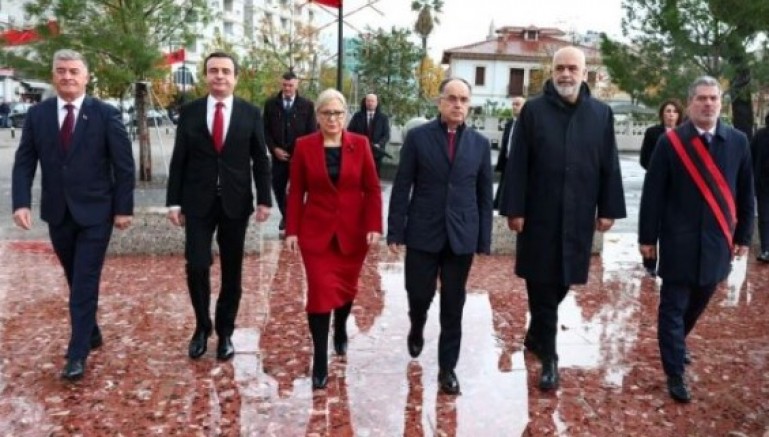 Arnavut ve Kosova liderler Vlora'da Bayrak töreninde