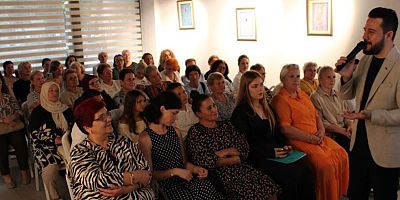 Kosovali Kadınların Şiir gecesi Prizren YEE Salonunda