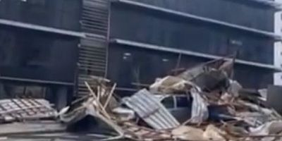 Priştine Belediye binası çatısı rüzgarda yola düştü