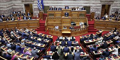  Yunan Meclisi eşcinsel evlilikleri onayladı